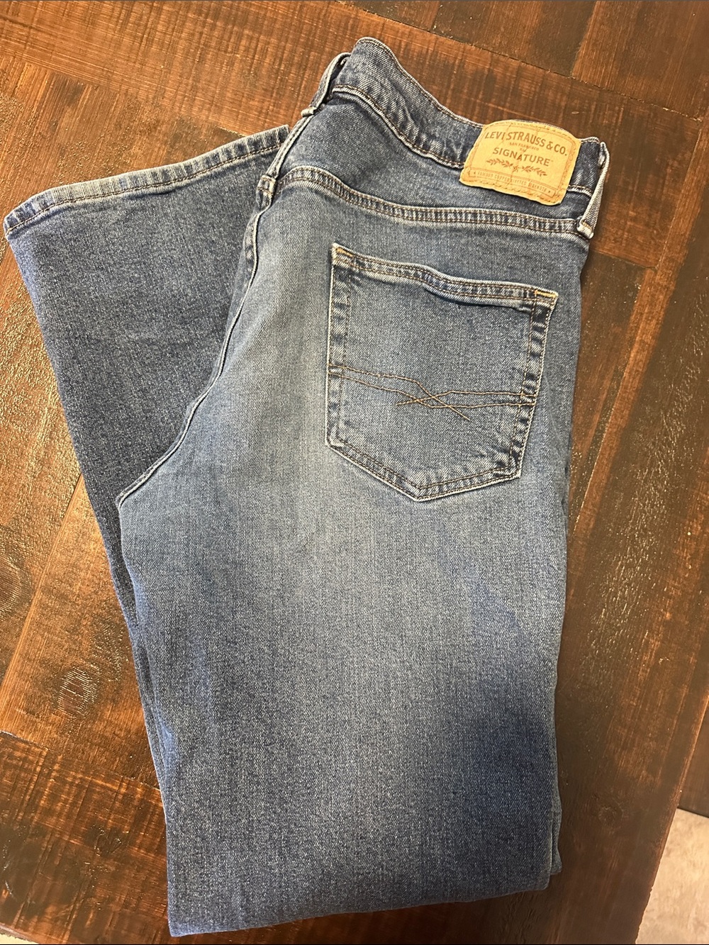 Levi's Men's Medium Blue Straight Jeans with Signature Patch